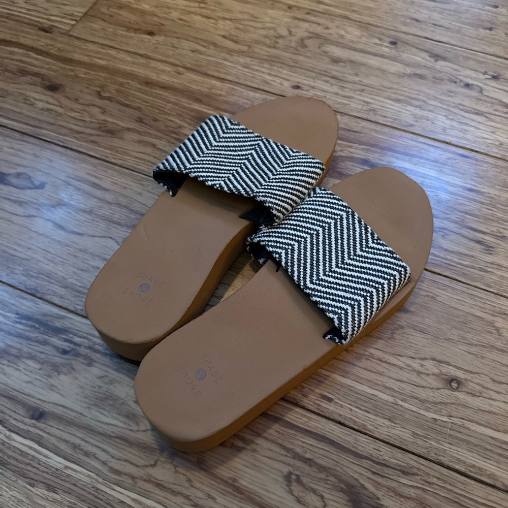 Shade & Shore Black and Tan Chevron Sandals